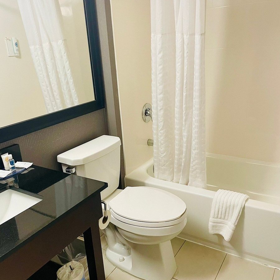 Comfort Inn West — Bathroom