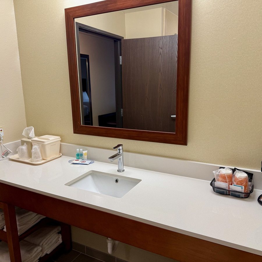 Comfort Inn Worland Hwy 16 To Yellowstone — Bathroom