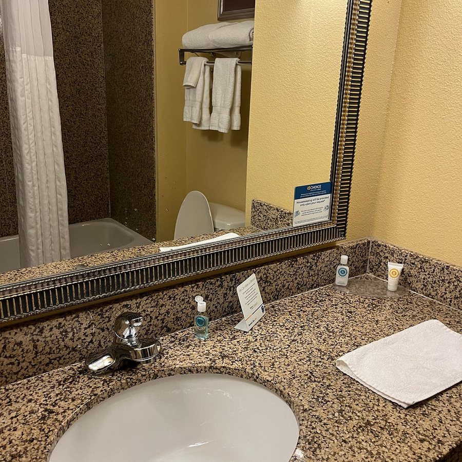 Comfort Suites — Bathroom