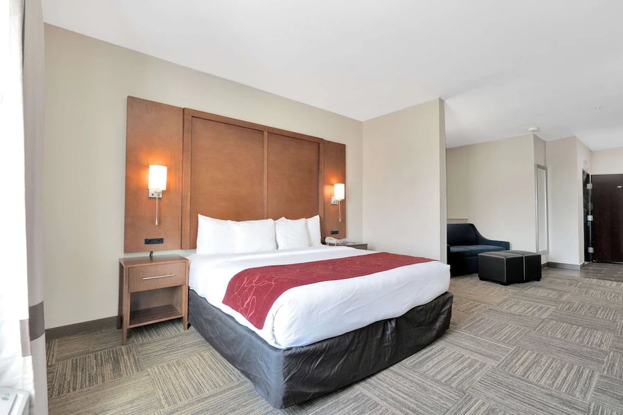 Comfort Suites — Guest room