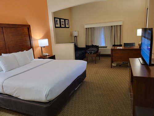 Comfort Suites Airport — Guest room