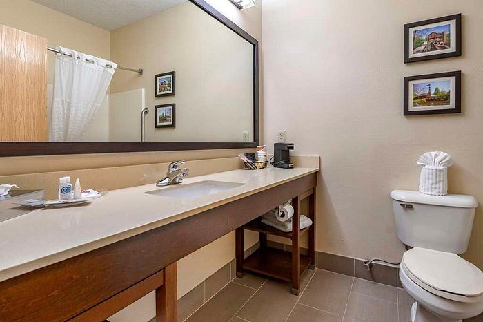Comfort Suites Altoona North — Bathroom