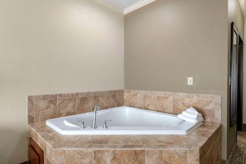 Comfort Suites at Lake Worth — Bathroom