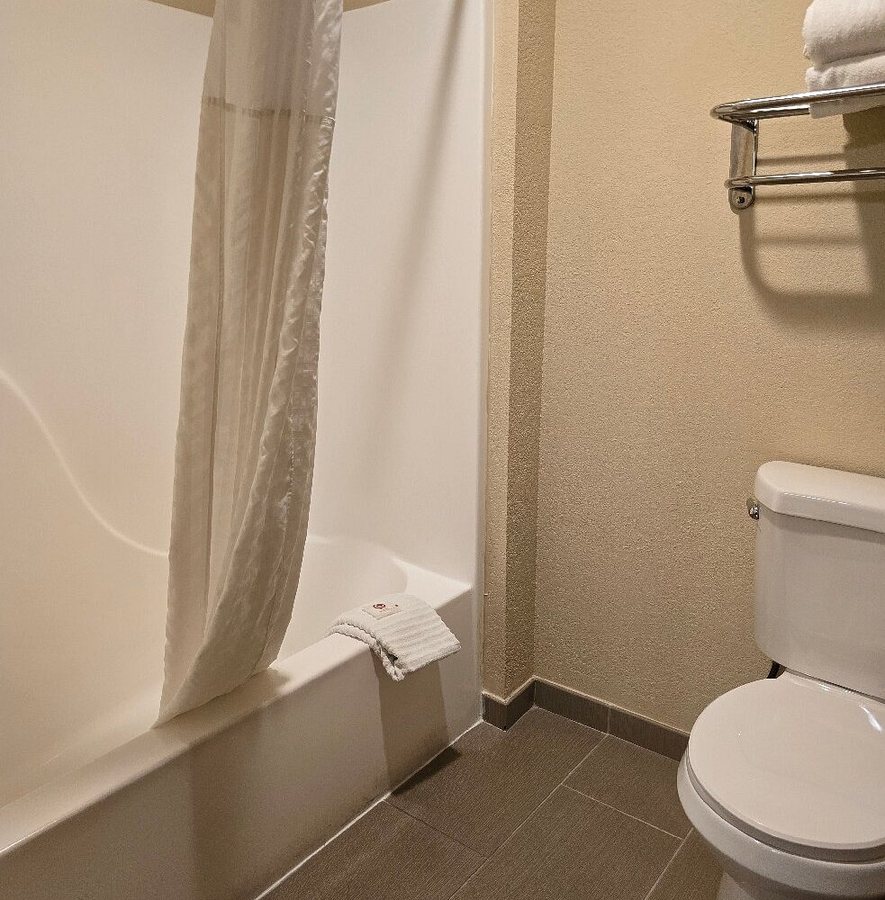Comfort Suites at Sabino Canyon — Bathroom