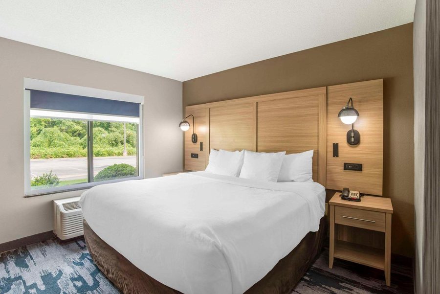 Comfort Suites At WestGate Mall — Guest room