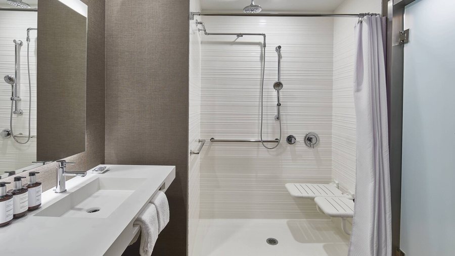 Comfort Suites Atlanta Airport — Bathroom