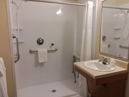Comfort Suites Augusta Riverwatch Augusta Georgia — Bathroom