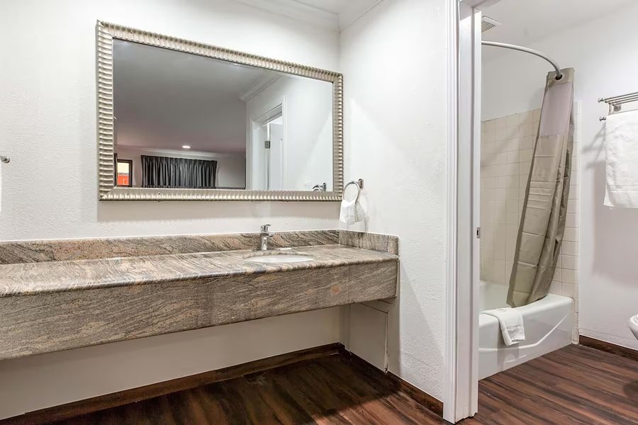 Comfort Suites Bakersfield — Bathroom