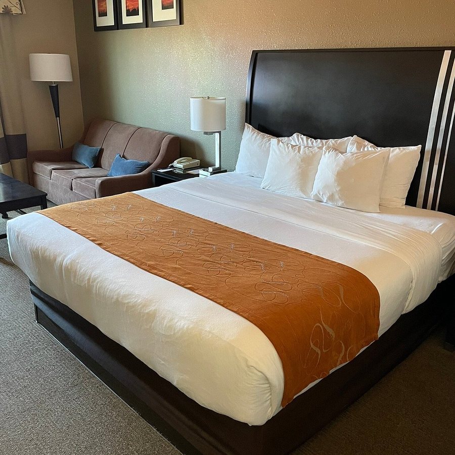 Comfort Suites Bakersfield — Guest room