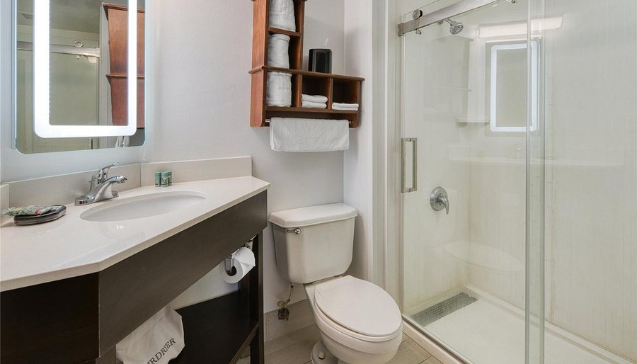 Comfort Suites — Bathroom