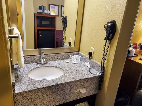 Comfort Suites Bethlehem Near Lehigh University and LVI Airport — Bathroom