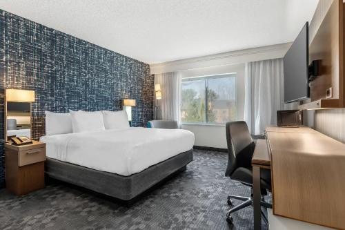 Comfort Suites Bethlehem Near Lehigh University and LVI Airport — Guest room