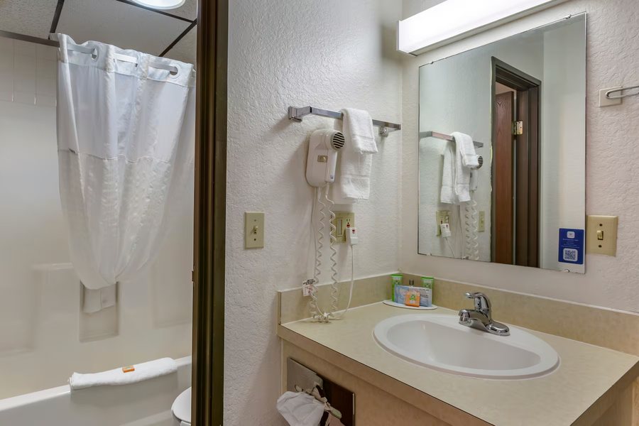 Comfort Suites — Bathroom