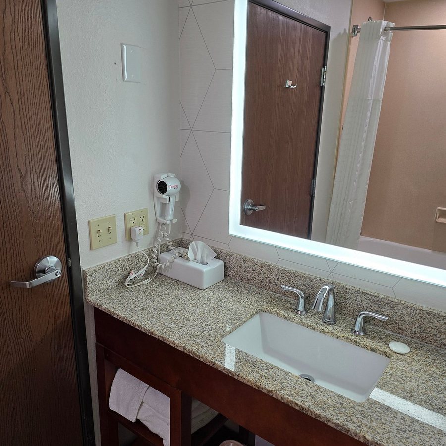 Comfort Suites — Bathroom