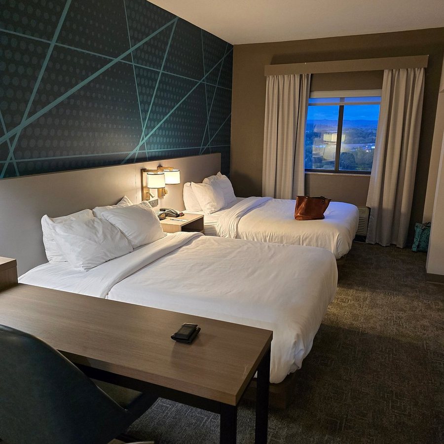 Comfort Suites — Guest room