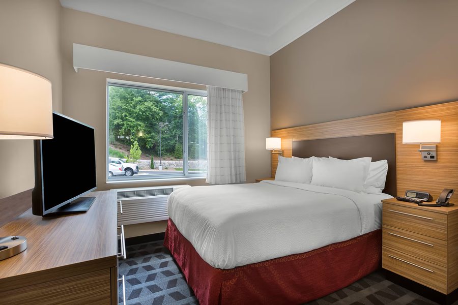 Comfort Suites — Guest room