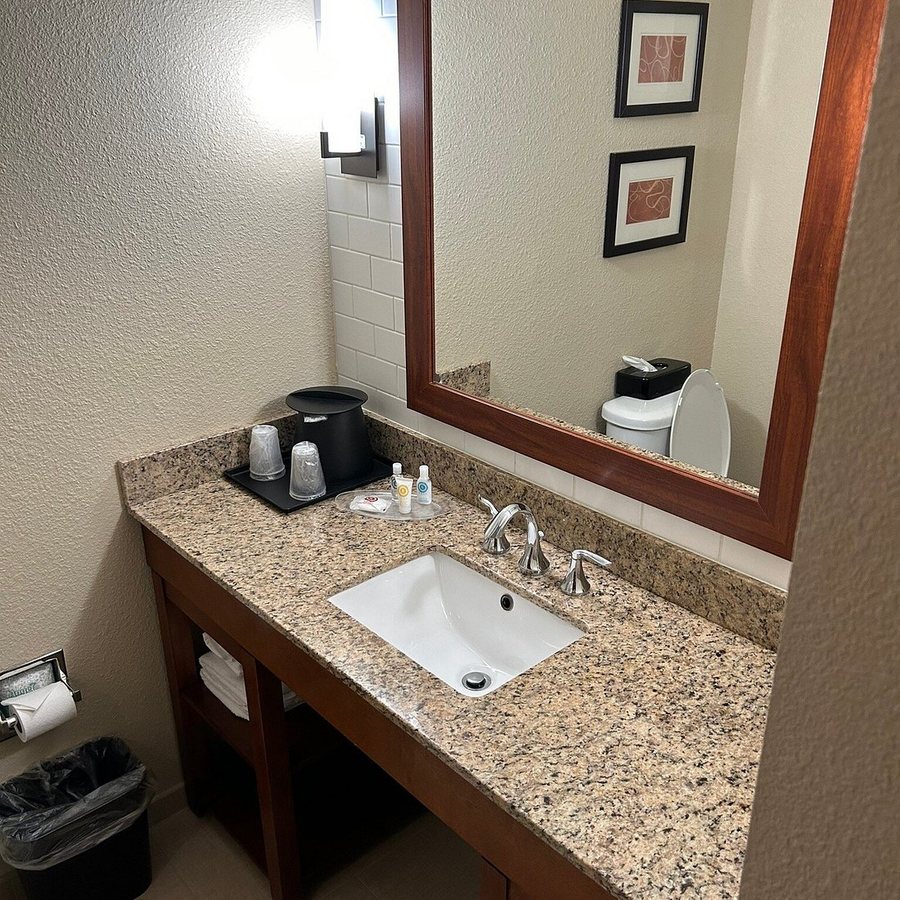 Comfort Suites — Bathroom