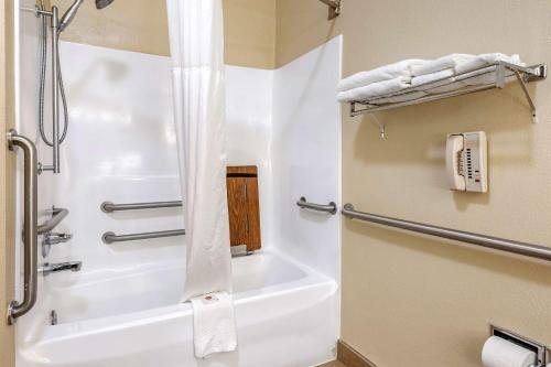Comfort Suites Cincinnati University Downtown — Bathroom