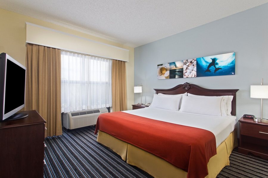 Comfort Suites Clearwater Dunedin — Guest room