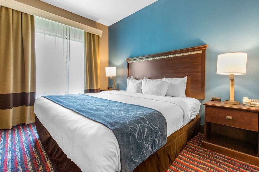 Comfort Suites — Guest room
