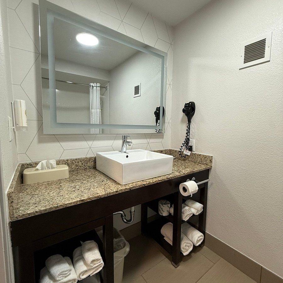 Comfort Suites — Bathroom