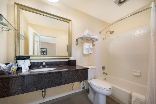 Comfort Suites — Bathroom