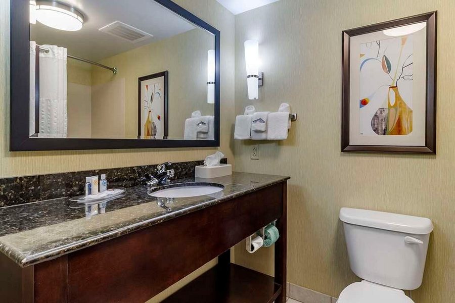 Comfort Suites East — Bathroom