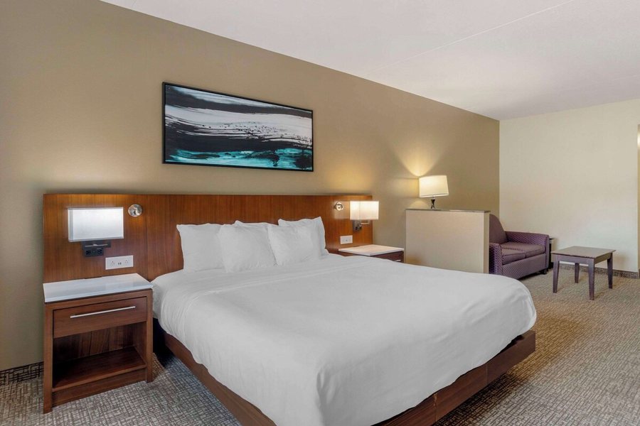 Comfort Suites East — Guest room