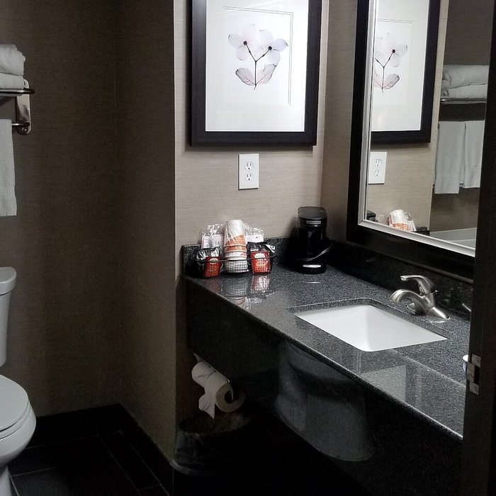 Comfort Suites — Bathroom
