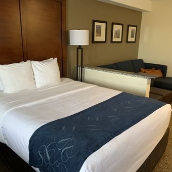 Comfort Suites — Guest room