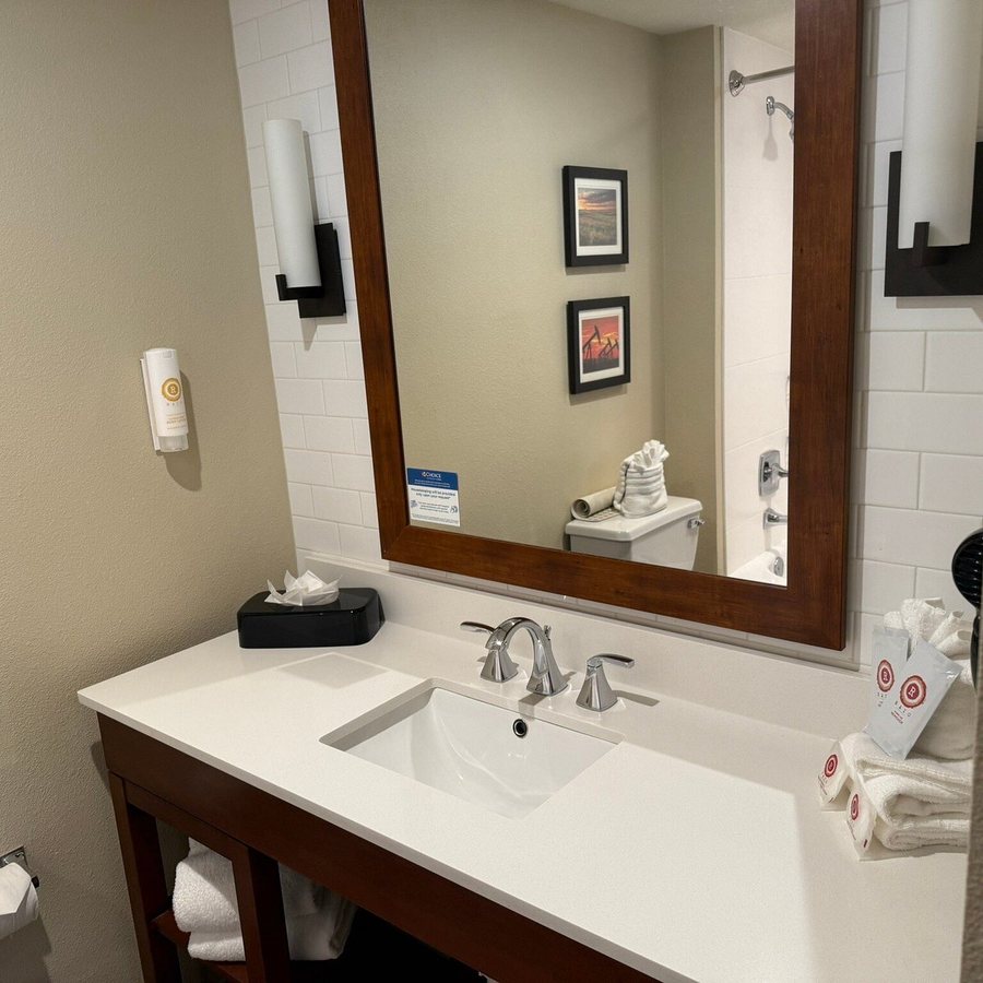 Comfort Suites Findlay — Bathroom