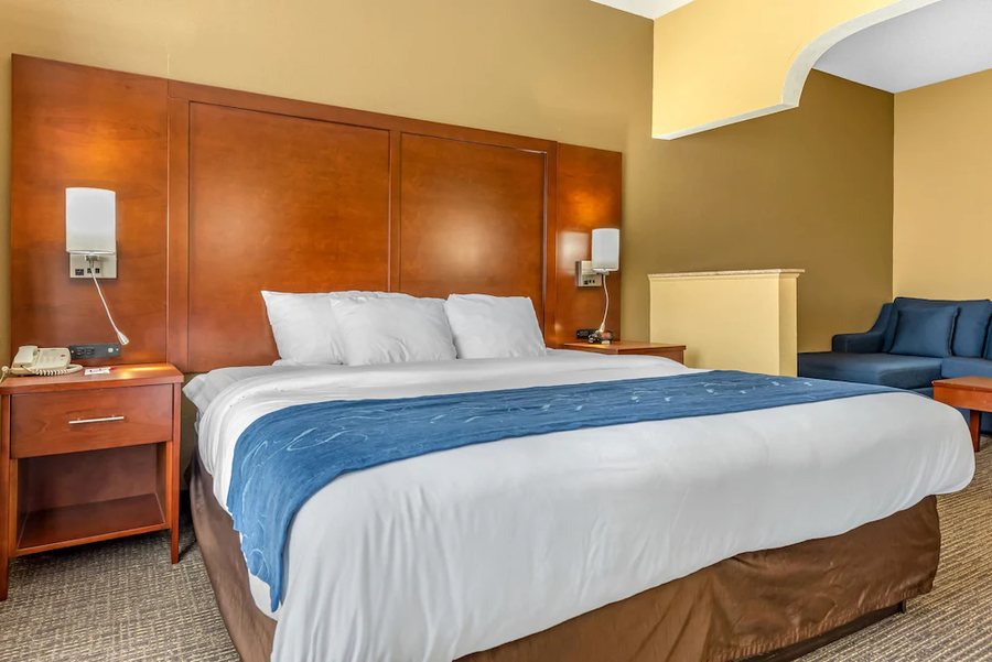 Comfort Suites Findlay — Guest room