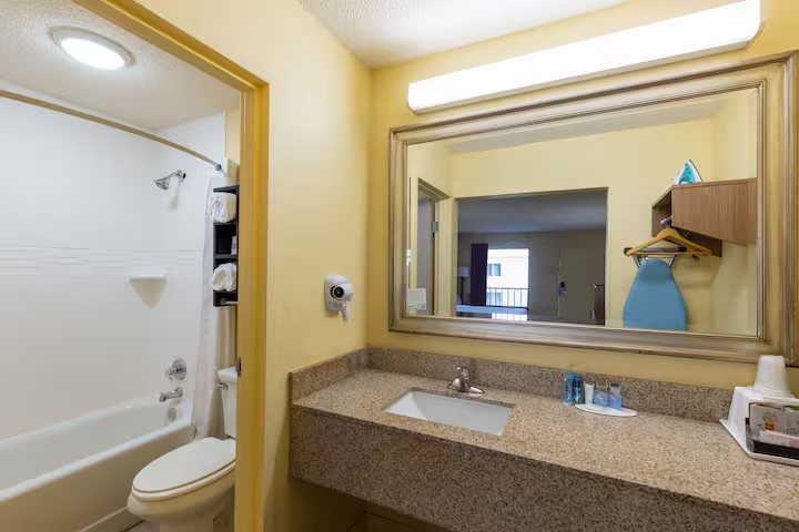 Comfort Suites Florence I 95 — Bathroom