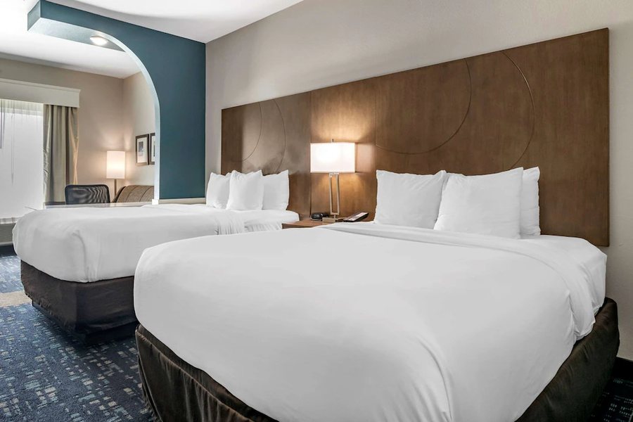 Comfort Suites Fort Lauderdale Airport South Cruise Port — Guest room
