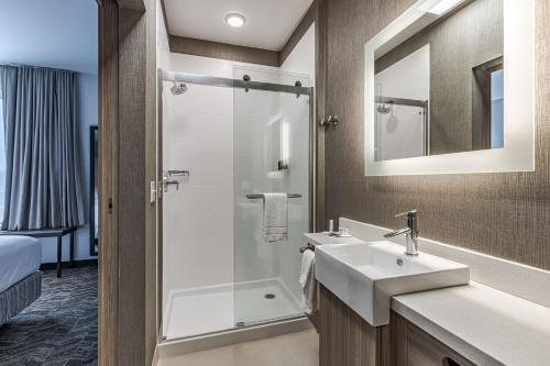 Comfort Suites Fort Wayne Southwest — Bathroom