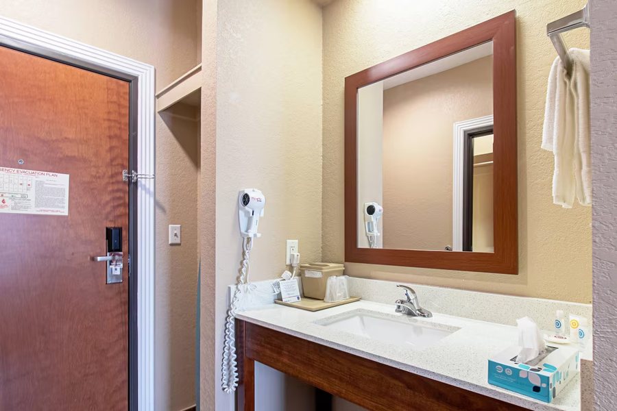 Comfort Suites Fredericksburg North — Bathroom