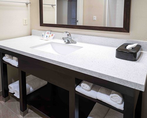 Comfort Suites Fresno River Park — Bathroom