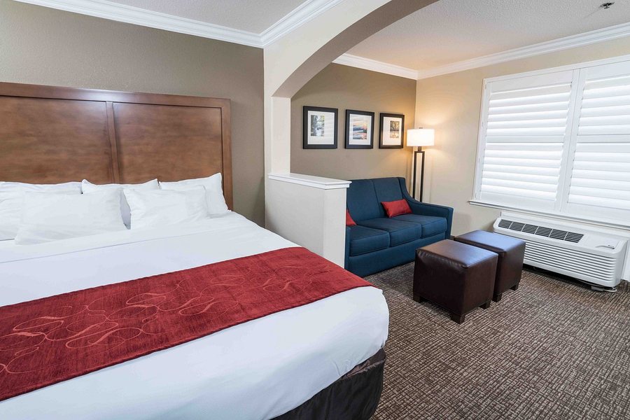 Comfort Suites Fresno River Park — Guest room