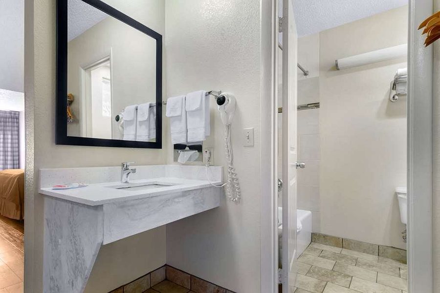 Comfort Suites Gatlinburg Downtown Convention Center — Bathroom