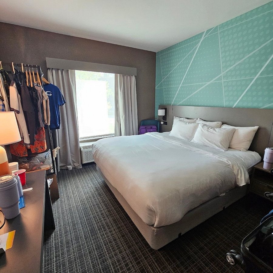 Comfort Suites Gatlinburg Downtown Convention Center — Guest room