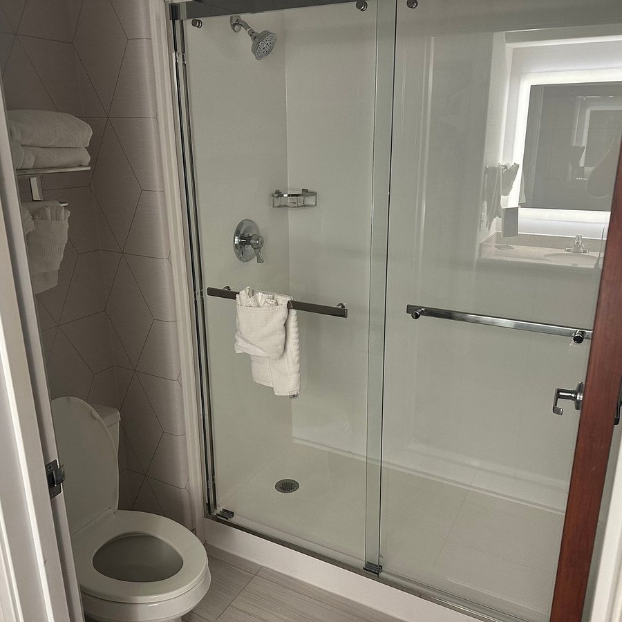 Comfort Suites Golden West on Evergreen Parkway — Bathroom