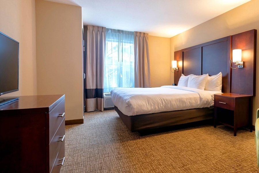 Comfort Suites Goodyear West Phoenix — Guest room