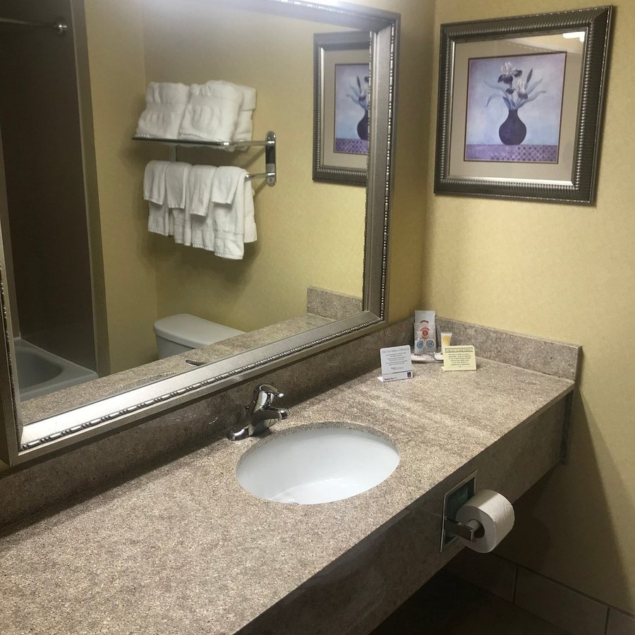 Comfort Suites Greensboro — Bathroom