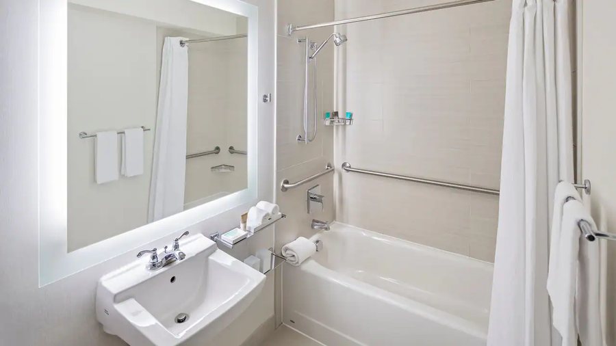 Comfort Suites Greenville Airport — Bathroom