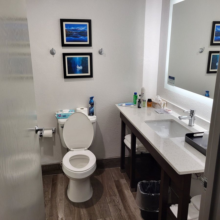 Comfort Suites Greenwood — Bathroom