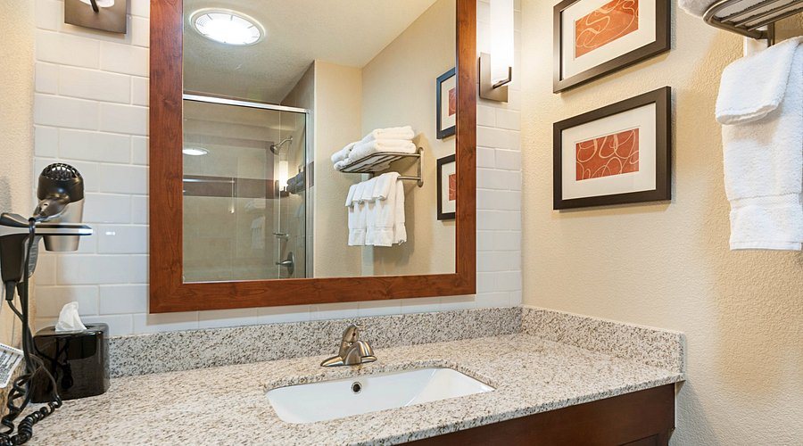 Comfort Suites — Bathroom