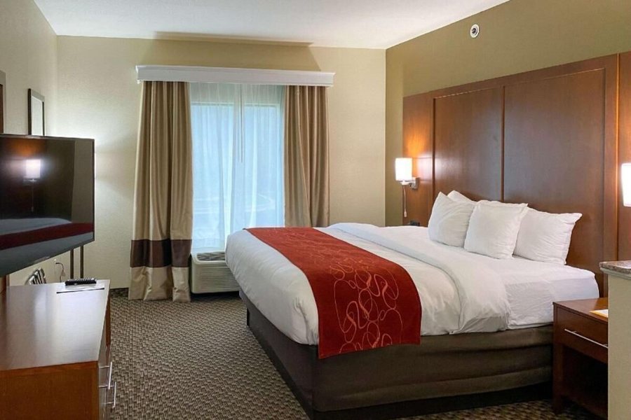 Comfort Suites Jefferson City — Guest room