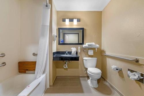 Comfort Suites Kansas City Liberty — Bathroom