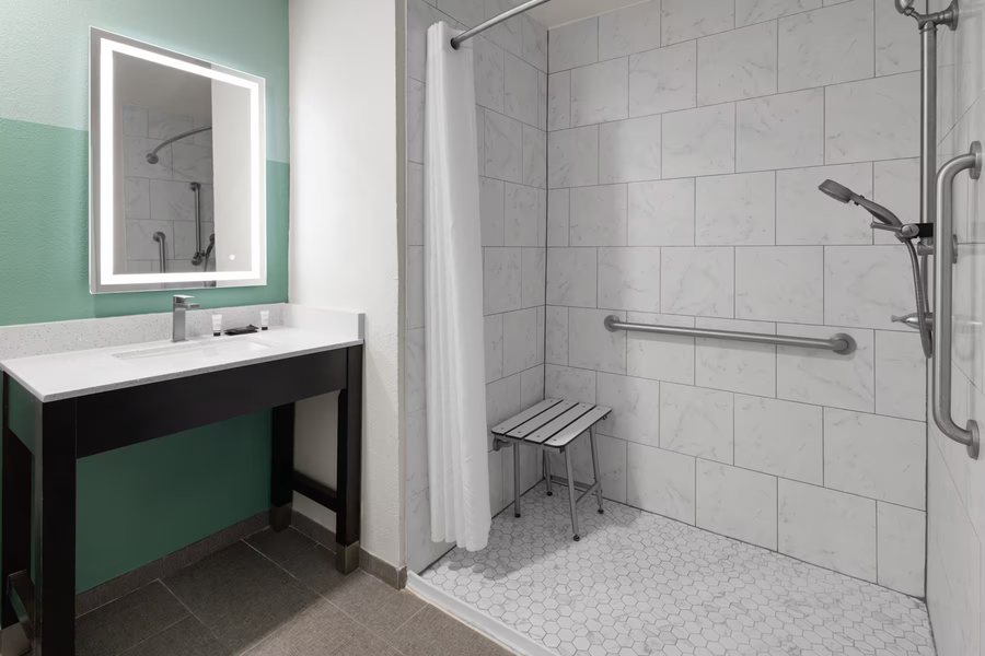 Comfort Suites Kings Bay Naval Base Area — Bathroom