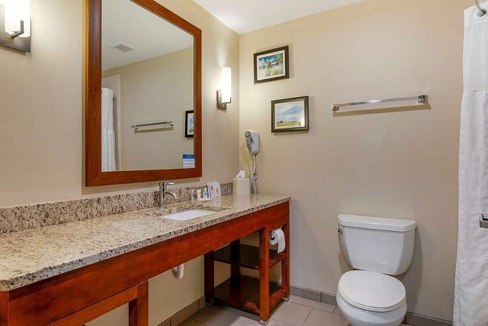 Comfort Suites — Bathroom